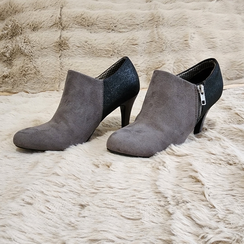 Women's Two-Tone Gray Dexflex Comfort Ankle Booties With Side Zipper, Size 6